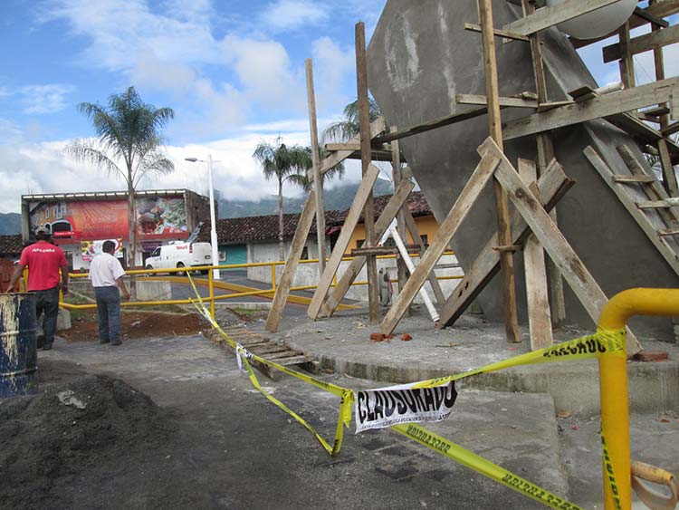 Piden reubicar monumento de EPN en Huauchinango