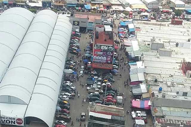 A pedradas sacan a policías del Mercado Morelos 