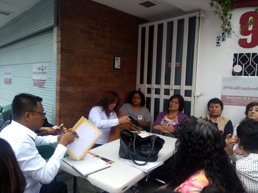 Les cambian chapas y consejeros de Morena sesionan en la calle 