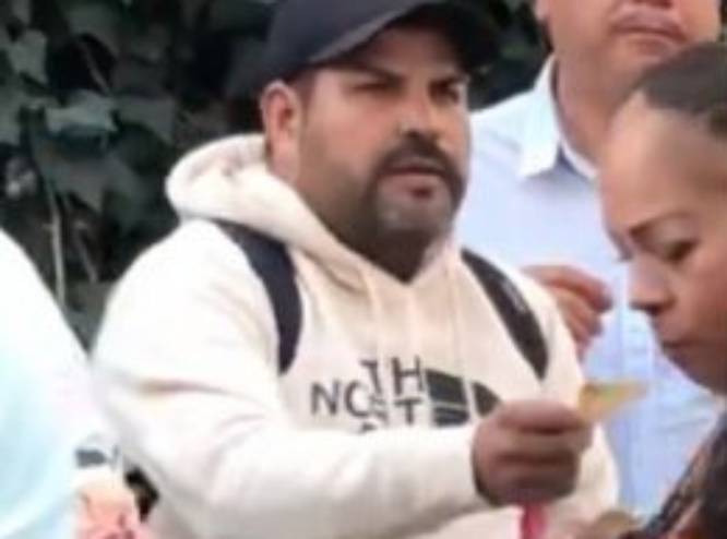 Acusan en redes a regidor de Morena de repartir dinero en evento de Sheinbaum