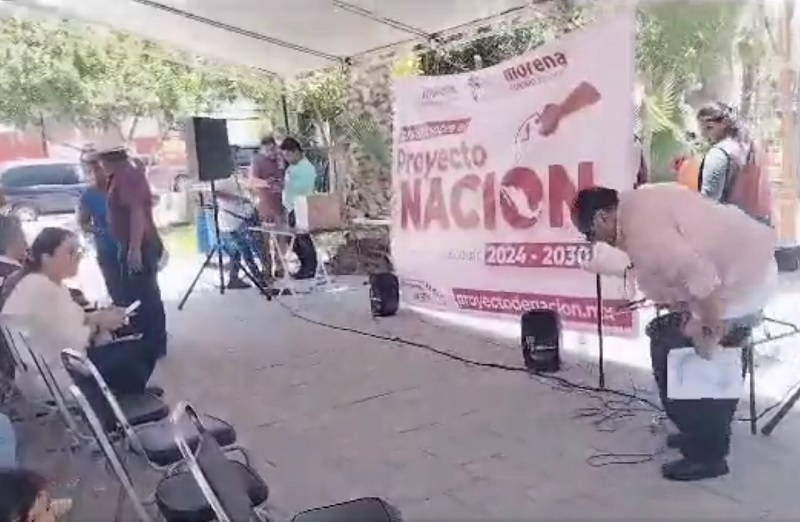 VIDEO Diputado de Morena se queda en calzones en pleno mitin