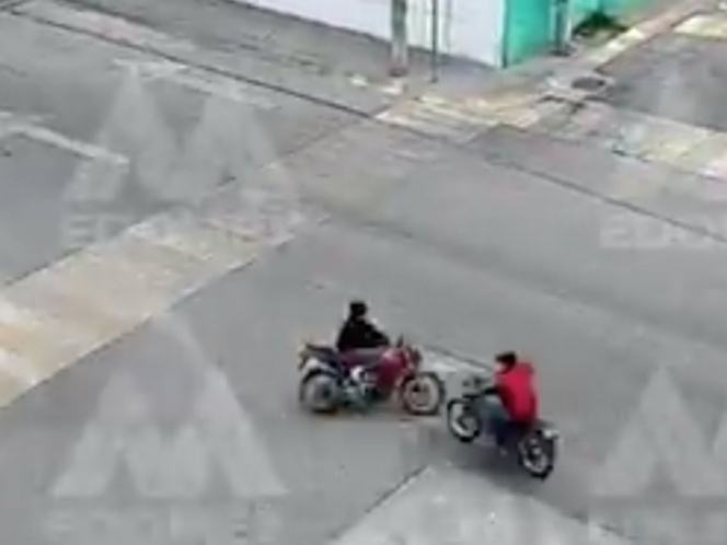 VIDEO Motociclistas chocan de frente y salen volando