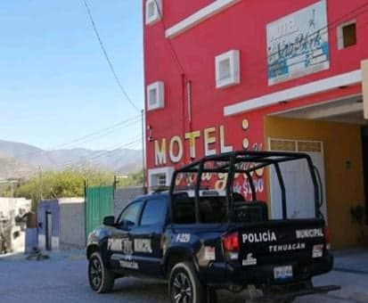 Pareja de novios roban pantalla y artículos de motel en Tehuacán