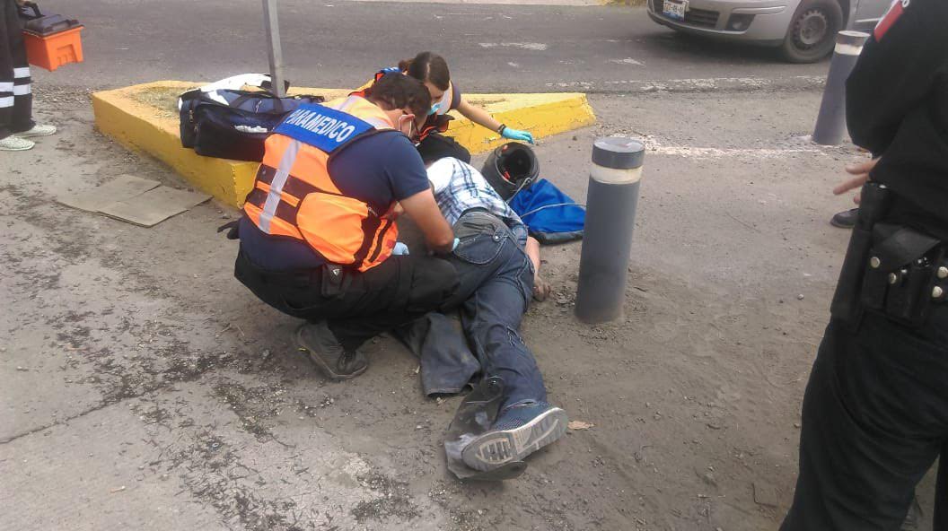 Motociclista pierde pie en accidente en la vía Atlixcáyotl