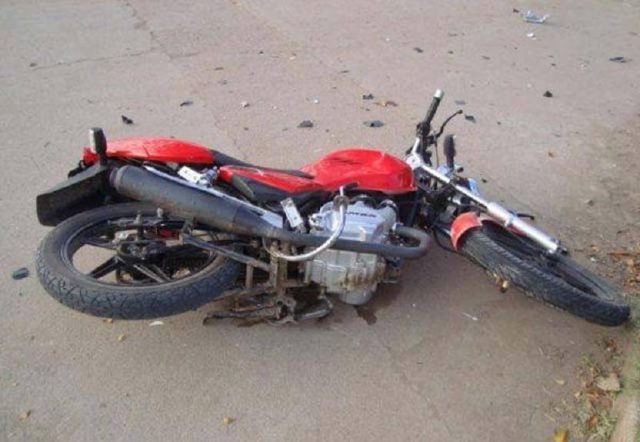 Joven se vuela un tope en moto y muere tras salir proyectado en camino de Tepexi