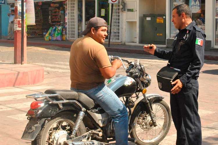 Aplican motociclistas la ley del camino en Texmelucan
