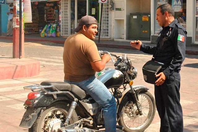  Realizan operativos contra motociclistas que no usan casco en Izúcar