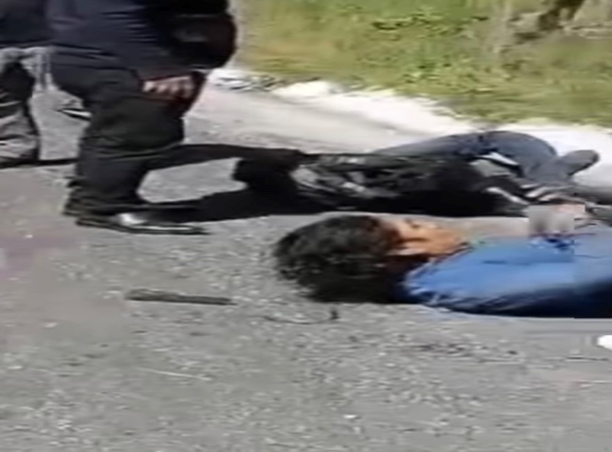 Auto impacta a par de motociclistas en bulevar de Atlixco
