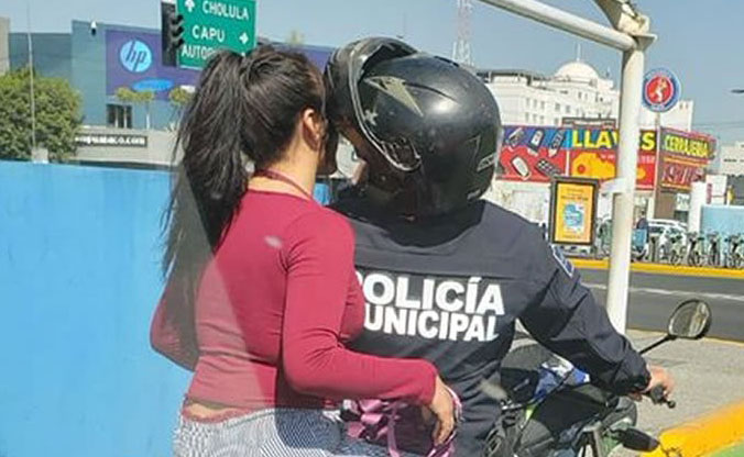 Policía en moto pasea a su novia sin casco en Puebla capital