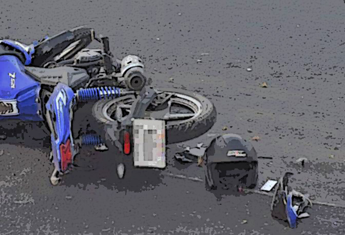 Muere motociclista al impactarse contra un poste de luz en Izúcar