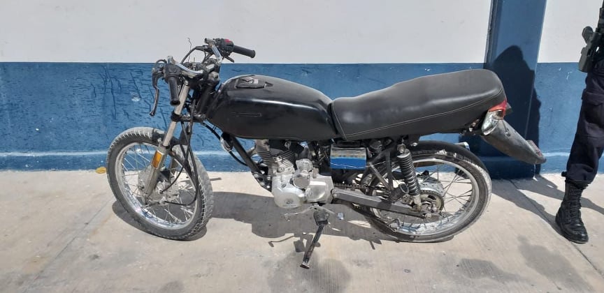 Detienen a pareja por conducir motocicleta robada en Tehuacán