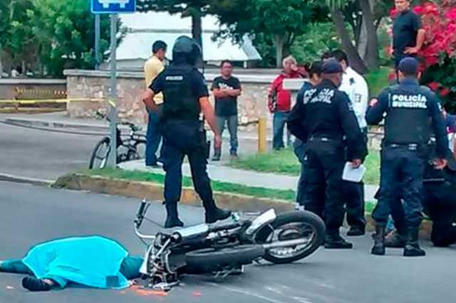 Arrollan a dos motociclistas y una muere en Tehuacán