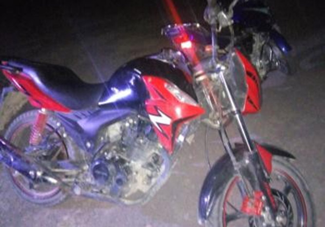 Detienen a dos sujetos con moto robada en San José Chiapa