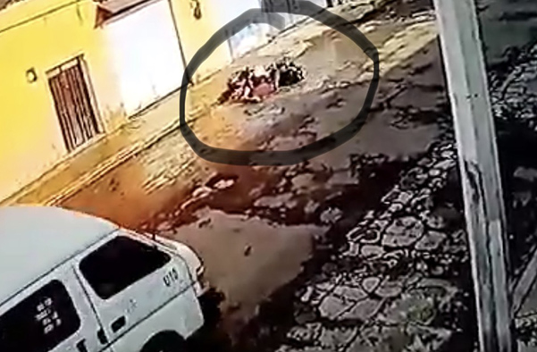 Motociclista derrapa tras caer en mega bache en Atlixco