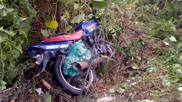 Motociclista toma mal una curva y choca en la Acuaco-Zacapoaxtla