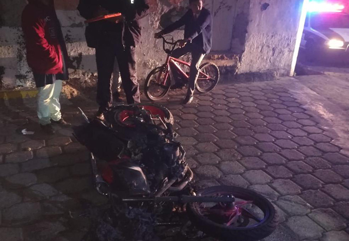 Conductor le pasa encima a motociclista y casi es linchado en Atlixco