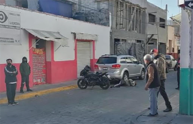 Motociclista derrapa en calles céntricas de Atlixco