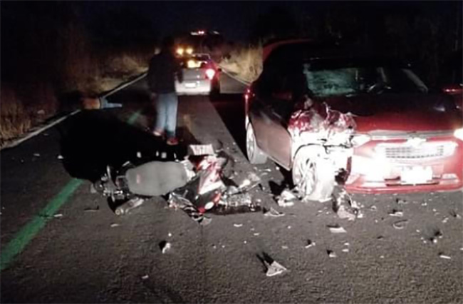 Se estampa de frente motociclista con auto en Atlixco