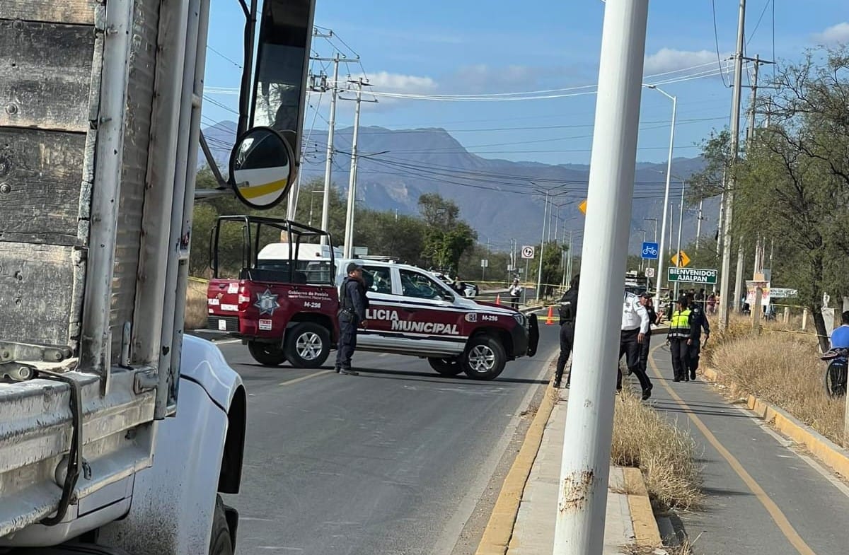 Muere mujer y motociclista resulta con lesiones graves al ser atropellados por colectiva en Ajalpan