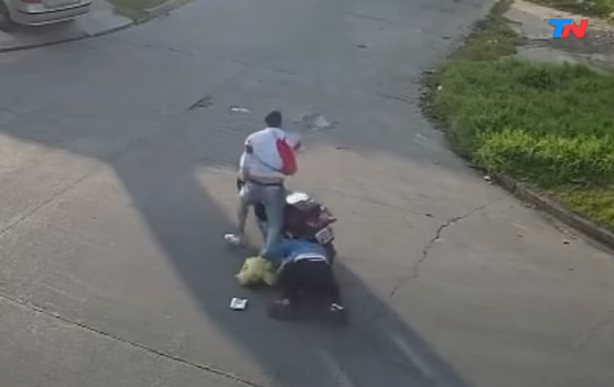 VIDEO A mujer se le enreda el cabello en motocicleta de asaltante y él la arrastra