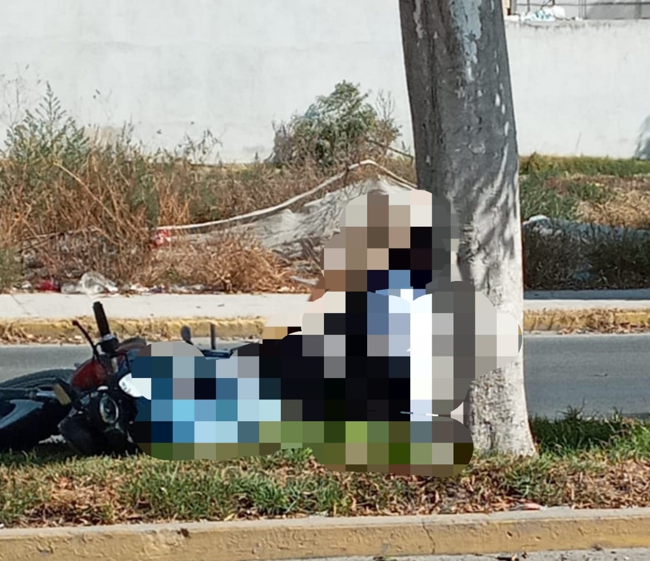 Muere al chocar su moto contra un árbol en Huixcolotla