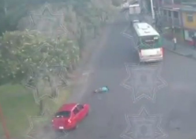 VIDEO Conductor embiste y mata a un motociclista en Metepec