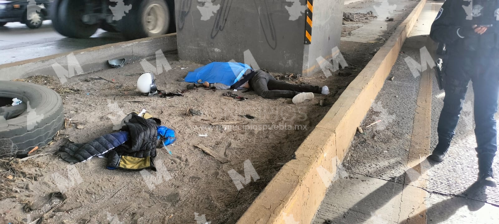 Motociclista murió tras estrellarse con un pilar de la México-Puebla