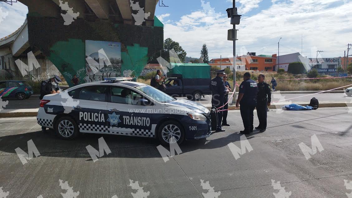 VIDEO Muere motociclista; voló del Periférico a la carretera federal a Tehuacán
