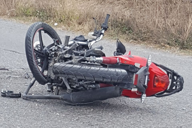 Muere motociclista al chocar de frente vs. una camioneta