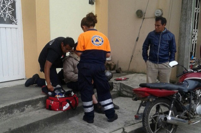 Mujer motociclista es arrollada por camioneta en Teziutlán