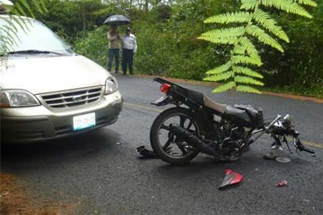 Motociclista y acompañante, resultan heridos en Hueyapan