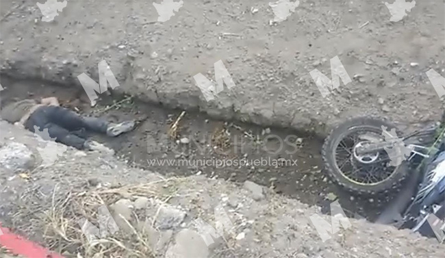 Embisten a motociclista y su cuerpo queda en acequia en la carretera Izúcar-Matzaco  
