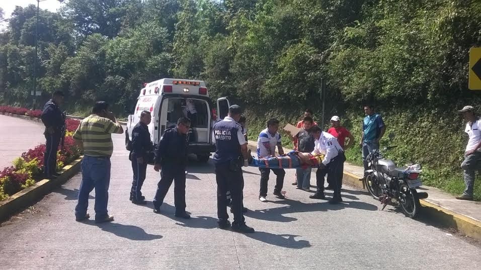 Falta de pericia ocasiona accidente a motociclista