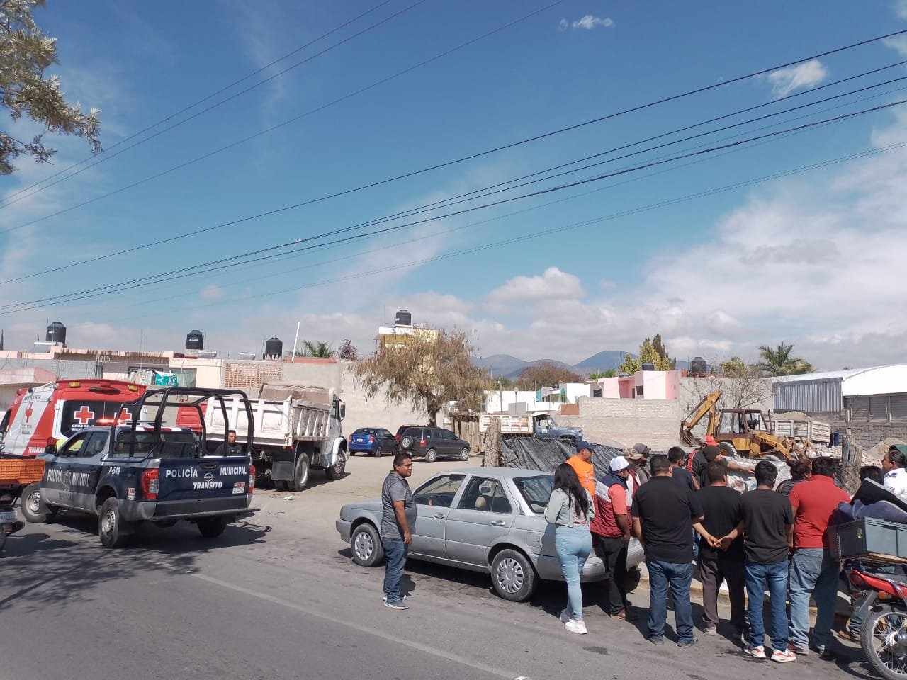 Motociclista se salva de milagro en Tehuacán, pese a quedar debajo de un camión