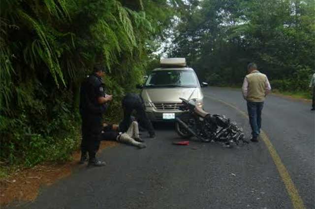 Motociclista y acompañante, resultan heridos en Hueyapan