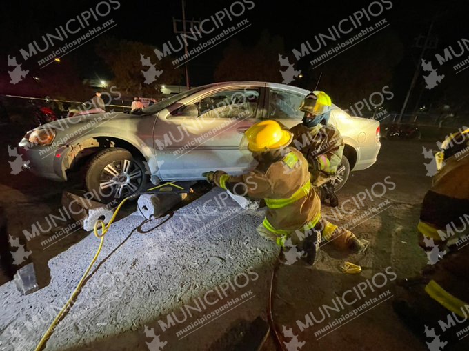 Motociclista queda debajo de auto tras ser arrollado en la México-Puebla
