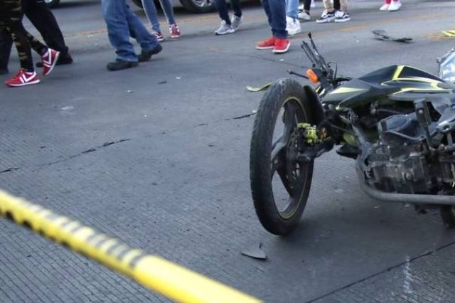 Llanta se desprende de auto y mata a motociclista