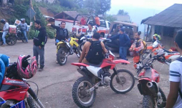 Encuentran a motociclistas desaparecidos en bosque de Huauchinango