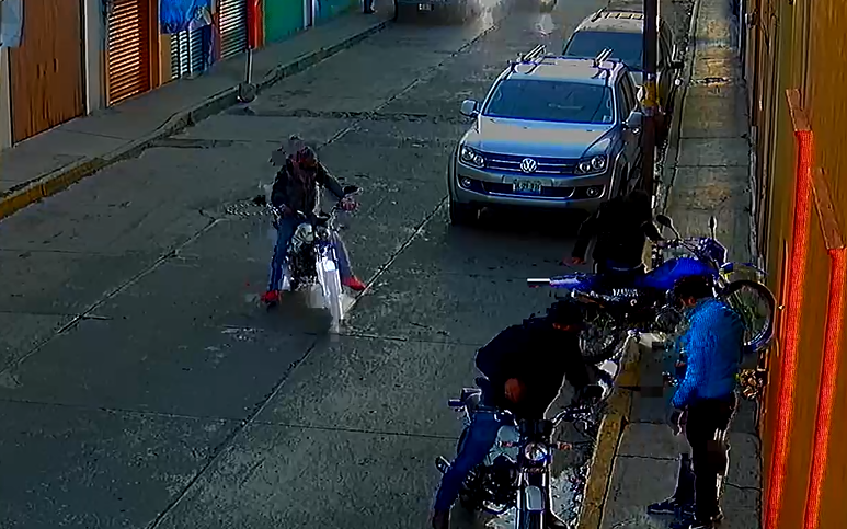 VIDEO Asaltante no puede encender la moto que se robó en Texmelucan