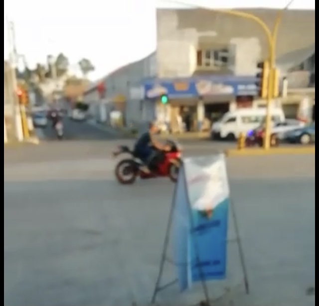 A pesar de accidentes siguen carreritas y acrobacias de motociclistas en Atlixco