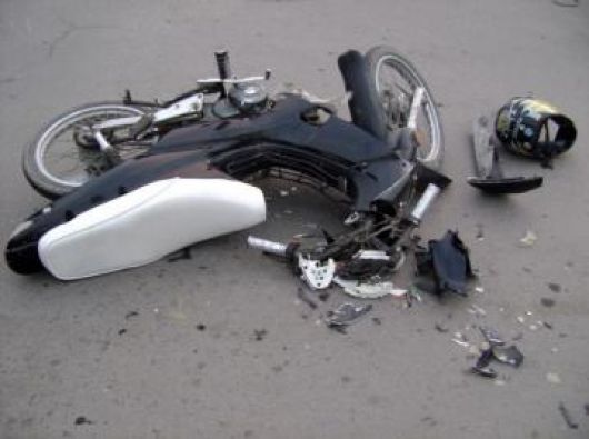 Auto de la Fiscalía embiste a motociclista en centro histórico de Puebla