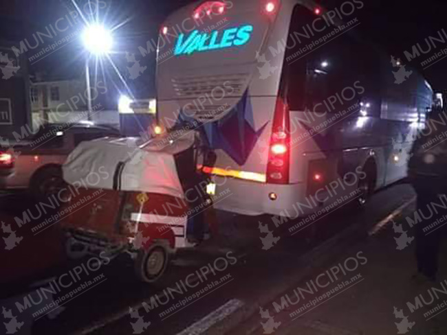 Mototaxi se estampa contra autobús en Cuapiaxtla de Madero