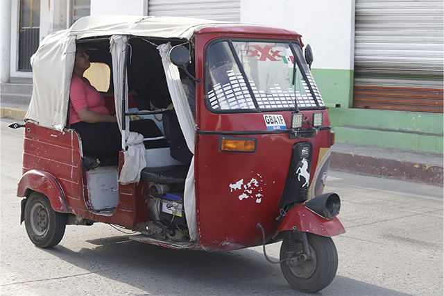 Familia sale herida tras volcar mototaxi en Tepexco