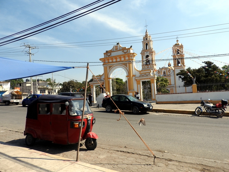 A pesar de prohibición, mototaxis dan servicio en Santa Bárbara Almoloya