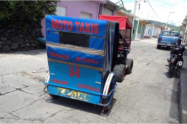 Mototaxis reparan calles en Tlapanala
