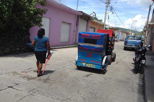 Mototaxis reparan calles en Tlapanala