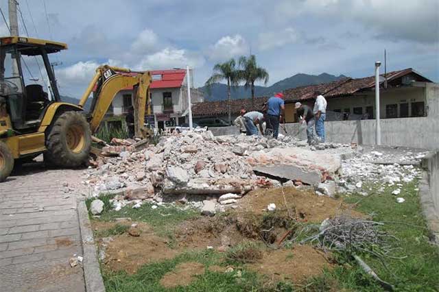 Después de dos años derriban monolito de Mover a México en Huauchinango