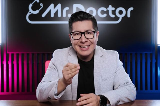 Mr. Doctor enfrenta acusaciones legales tras denunciar a una grafóloga falsa