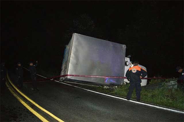 Hombre muere durante volcadura en Teziutlán