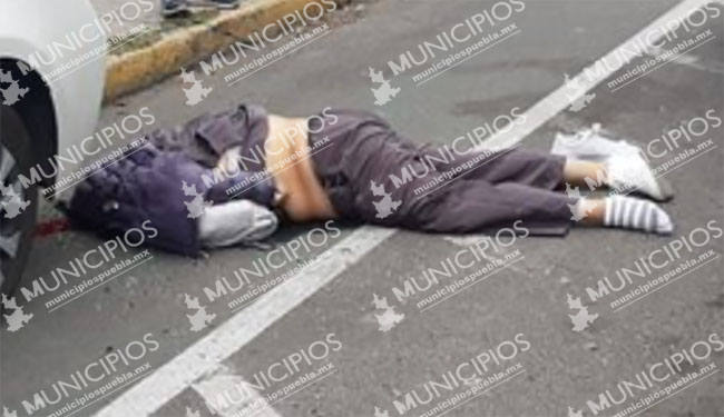 VIDEO Choca con auto y después embiste a mujer en Puebla